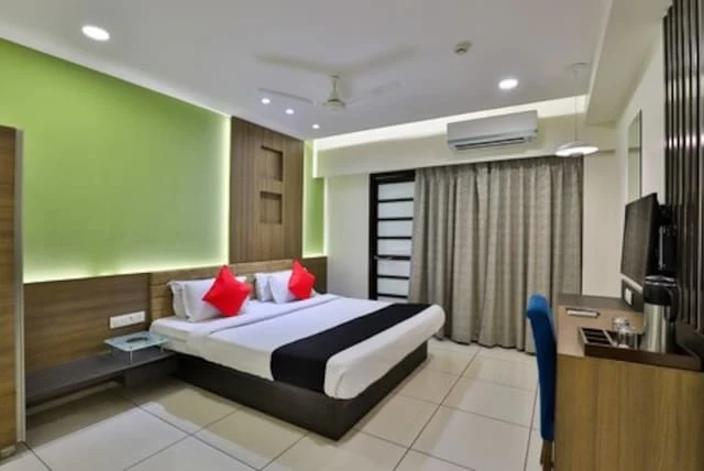 Deluxe room work area